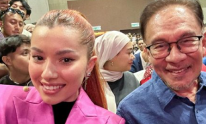 "Saya Ada Masalah Bila Amelia Tanya Soalan, Saya Perhati Dia Saya Lupa Soalan,"-Anwar Ibrahim Mengusik Amelia Handerson