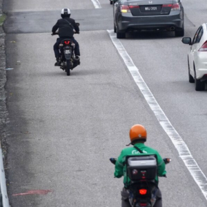 Hak Dirampas, Penunggang Pakat Guna Bahu Jalan Elak Kesesakan