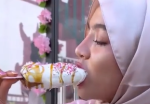Wanita Bertudung Dikecam Buat Food Review Ghairah, Dessert Bentuk Zakar Dikulum Dan Dihisap-Hisap