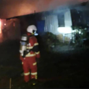 Tak Sempat Tarawih, Dewan Solat Utama Masjid Ibnu Sina Musnah Terbakar