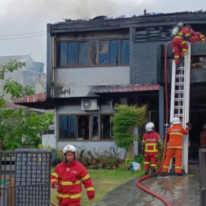 Tragedi Hari Pertama Ramadan, Satu Keluarga Tinggal Sehelai Sepinggang Rumah Terbakar