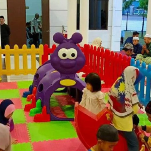 Taman mainan dalam masjid ketika ibu bapa beribadah