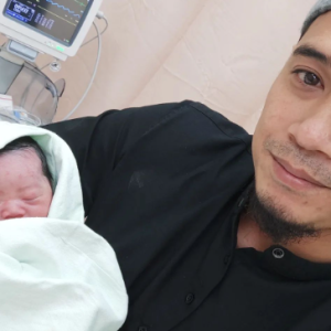 Selepas 16 Jam Isteri Bertarung Nak Bersalin, Amar Asyraf Timang Anak Ketiga- Beri Nama Ammara Fateema