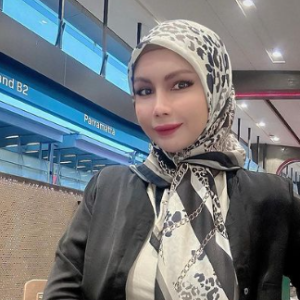 "Aku Tetap Islam Walaupun Mak Nyah, Aku Tidak Menduakan Agama Aku," Sajat Dikutuk Pakai Tudung Di Bulan Ramadan