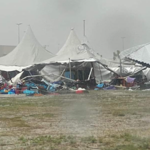 Barang Jualan Bertaburan Dan Basah! Khemah Niaga Karnival Aidilfitri Padang Serai Rosak Dibadai Ribut