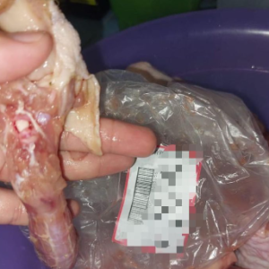 "Patutlah Susah Sangat Nak Beri Kepala Ayam,"Wanita Dakwa Pasar Raya Jual Ayam Tak Disembelih, Hanya Ditebuk