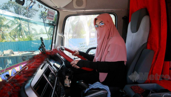 Tinggalkan Kerja Sebagai Bidan, Wanita Beniqab Jadi Pemandu Treler