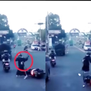 Wanita Panik Dengar Siren Bomba Tinggal Motor Tengah Jalan Raya