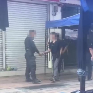 Macam Salam Kaut Je, Video Anggota Polis Terima Sesuatu Disiasat