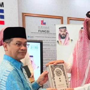 Malaysia Dapat Hadiah 35 Tan Kurma, 17,000 Naskah Al-Quran Dari Arab Saudi