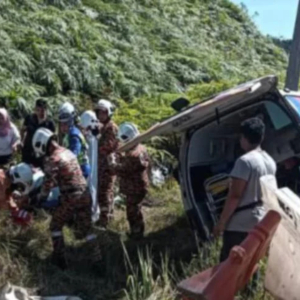 Anggota APM Parah Ambulans Masuk Longkang, Doktor Dan Jururawat Cedera