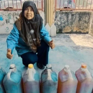 Nenek Genggam Ijazah Sarjana Hasil Jual Minyak Terpakai