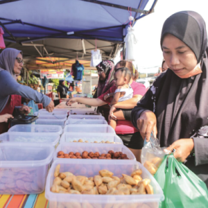 Ada Lagi Yang Jual Kuih 10 Sen Sebiji- Berebut Orang Beli, Sejam Dah Licin!