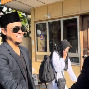 Puteri Sarah Tak Hadir Sebutan Kes Nusyuz, Syamsul Yusof Nampak Ceria Dan Tenang "Saya Nak Jaga Kata-Kata, Tak Nak Cakap Tak Sepatutnya"