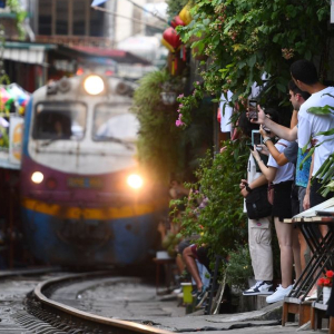 Pelawat Dah Tak Boleh Kunjungi Kedai Kopi Di Sepanjang Landasan Kereta Api Hanoi