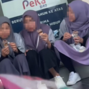 Tak Reti Malu Langsung, Tiga Wanita Bertudung Selamba Makan Aiskrim Depan Kedai Pada Waktu Siang Bulan Ramdan