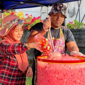 Penyanyi Dikir Barat Tersohor Agih Air Percuma Sepanjang Ramadan