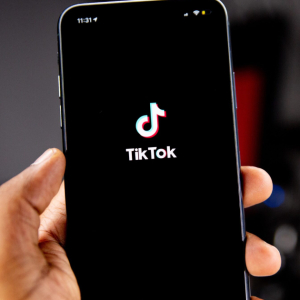 Penuntut IPT Dapat Komisen RM3,000, 2 Jam Jual Baju Raya Di Tiktok