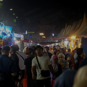 Sesak Tapi Ramai Datang 'Cuci Mata' Saja