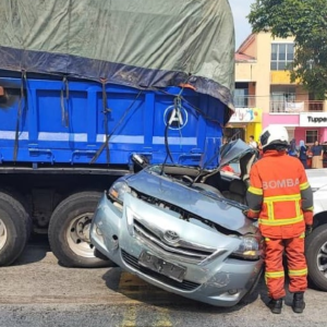 Lori Pasir Mengundur Rempuh 8 Kenderaan