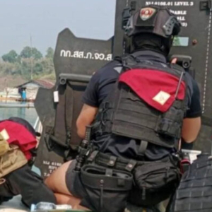 Polis Pembunuh Keluarga Diburu 100 Anggota Bersenjata