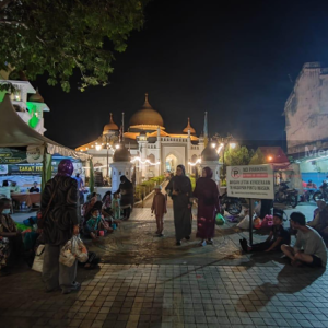 Satu Malam Dapat RM200, Lebih 300 'Pengemis' Angkut Anak Bini Datang Masjid Untuk Kutip Duit Raya