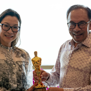 Michelle Yeoh Bawa Trofi Oscar Jumpa PMX