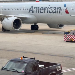 Bekas Ejen FBI, Isteri Nak Saman American Airlines Sebab Dituduh Pengganas Hanya Kerana Tukar Lampin Anak