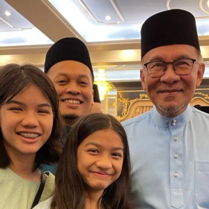 Isteri Bekas Menteri Gaduh Dengan Netizen, Tak Puas Hati Menteri Anak-Beranak Beraya Di Istana Negara