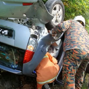 4 Sekeluarga Selamat, Kereta Dinaiki Terbalik Dalam Longkang