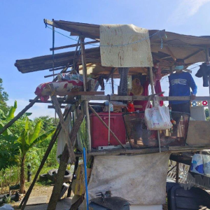 "Kami Memang Tak Mampu," Suami Isteri Warga Emas Duduk Dalam Pondok Daif Dibina Guna Barang Kitar Semula