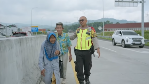 Pasangan Warga Emas Rindu Nak Jumpa Anak Dan Cucu, Sanggup Jalan Kaki Lalu Lebuh Raya Sebab Tiada Duit Bayar Tambang