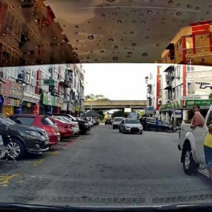 Tular Video Pemandu Selamba Memandu Sambil Biar Budak Berpaut Di Luar Pintu