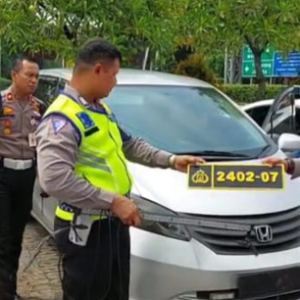 Pelajar 'Kantoi' Guna Siren Dan Nombor Plat Polis Untuk Elak Terperangkap Dalam Kesesakan Lalu Lintas