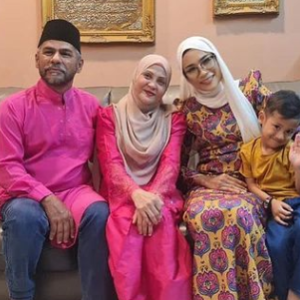 "Kenapa Perlu Kita Bersengketa? Kan Elok Kita Bermesra," -Bekas Isteri Beraya Dengan Ibu Bapa Chot Raja Lwak