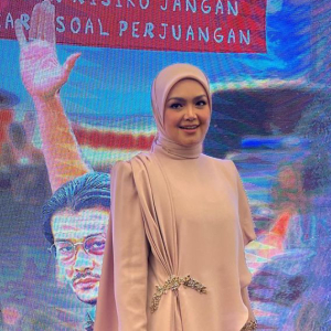 Siti Segan Dipuji PMX Yang Tersentuh Dengan Lagu Tema Filem Anwar: The Untold Story