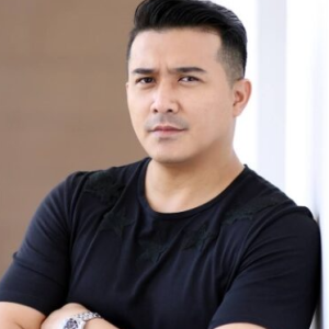 OMG Seramnya, Ular Masuk Kasut Aaron Aziz?