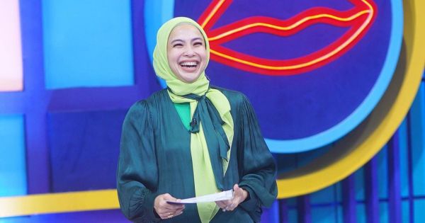 Pengacara Indonesia Bertudung Selepas Ditegur Budak Kecil Di Kaca TV