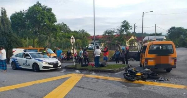 Murid Cedera Van Sekolah Dirempuh Motor Ketika Masuk Simpang