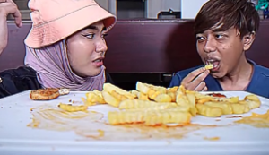 Video Tular: Aksi Kekasih Bermanja Sambil Makan Buat Ramai Nak Muntah "Kalau Orang Lain Jaga Saya, Apa Yang Awak Akan Buat?"