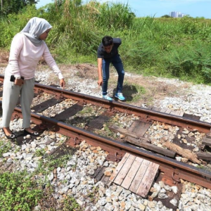 Lelaki Tidur Di Landasan- Hancur Berkecai Dilanggar Kereta Api Di Kelantan, Kepala Terputus Dari Badan