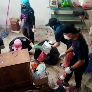 Uncle Cina Duduk Dalam Rumah Penuh Sampah- "Saya Malu Tapi Terima Kasih Tolong Bersihkan"