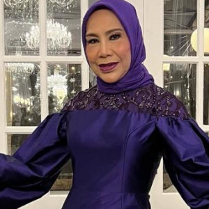 "Rohana Jalil Ibu Yang Penyayang, Memang Berhati Mulia, Murah Senyuman Serta Suka Berjenaka," - Azharina