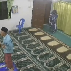 Pencuri Datang Berselimut, Kebas Beg Jemaah Tengah Solat Di Surau