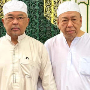 Comel Agong Pegang Tangan Sultan Selangor Di Madinah