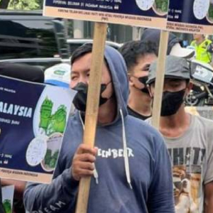 Rakyat Protes Di Hadapan Kedutaan Malaysia Di Jakarta, Bantah Komik Burukkan Amah Dijual Di Malaysia