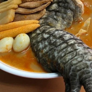 ‘Ramen Godzilla’ Hidangan Mi Kaki Buaya Popular