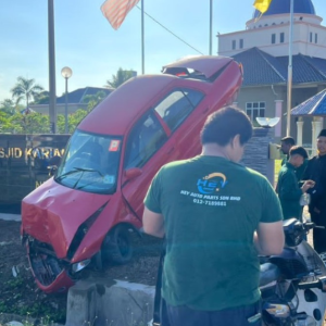 Wira Merah Panjat Tembok Masjid Di Pagi Raya Aidiladha