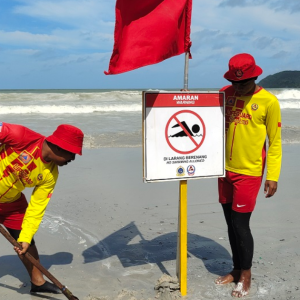 Cuaca Buruk Di Langkawi, Pengunjung Tak Boleh Mandi Hingga Rabu