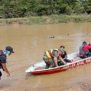 'Mereka Tersenyum Sebelum Pergi Berkelah Di Jeram Berdekatan Tempat Karim Membalak' - Jiran